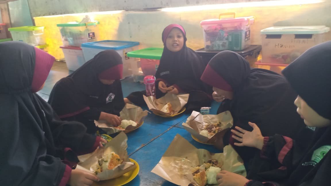 Makan Siang Bersama Siswa SDIT