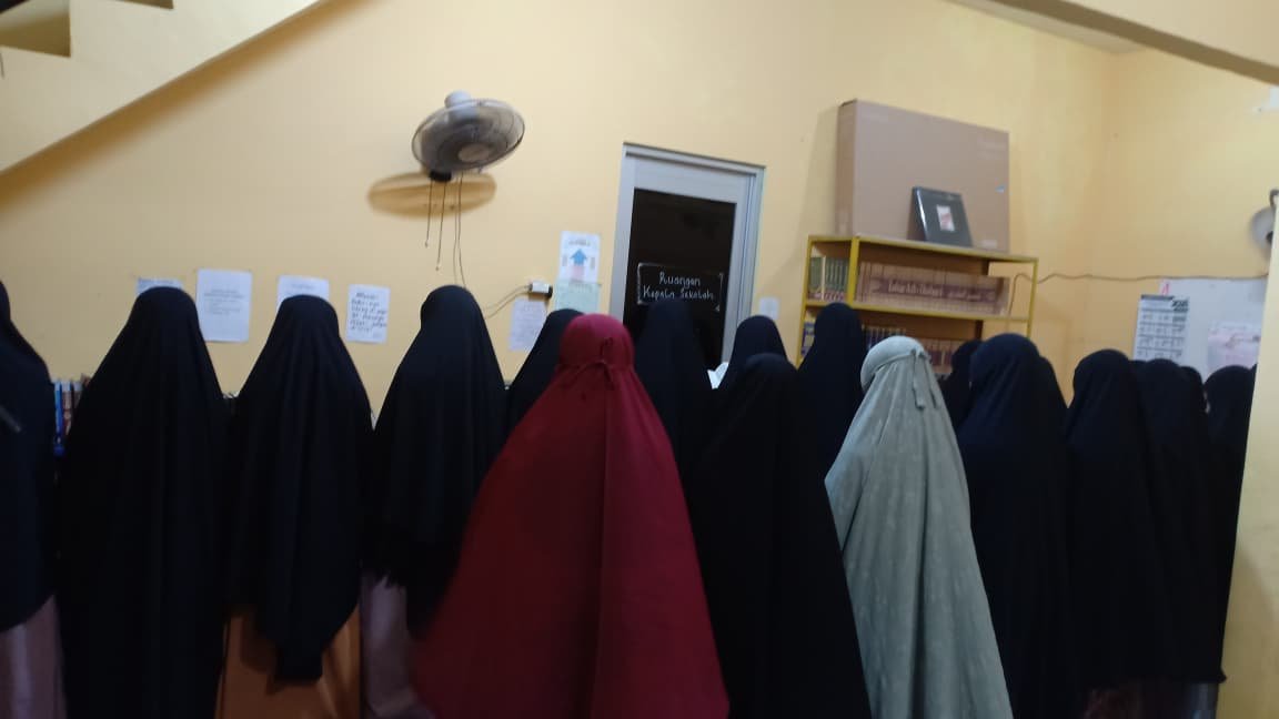 Kegiatan Sholat Berjamah Santriwati