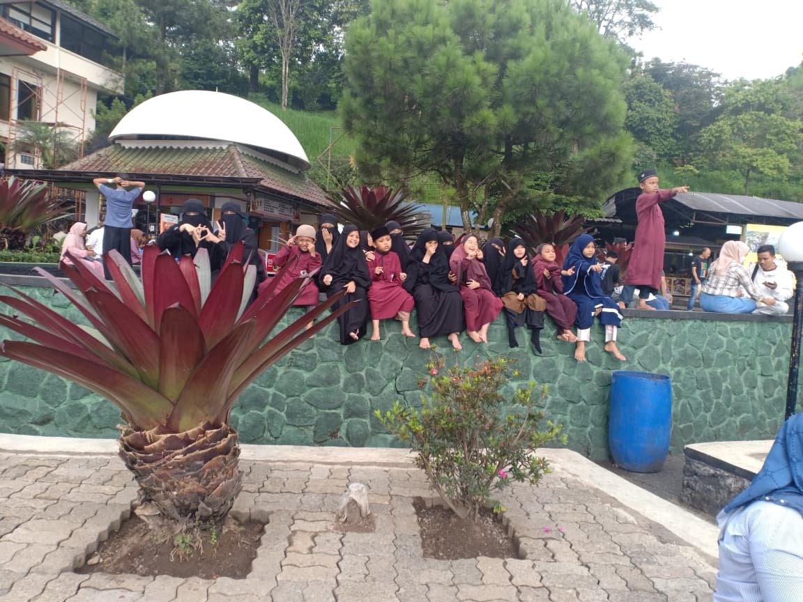 Kunjungan ke masjid atta'awun puncak