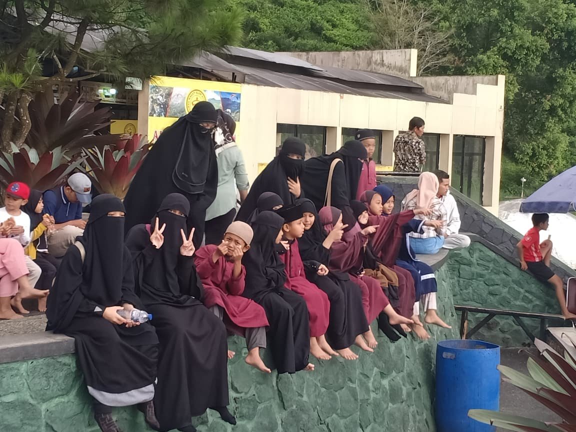 Kunjungan ke masjid atta'awun puncak